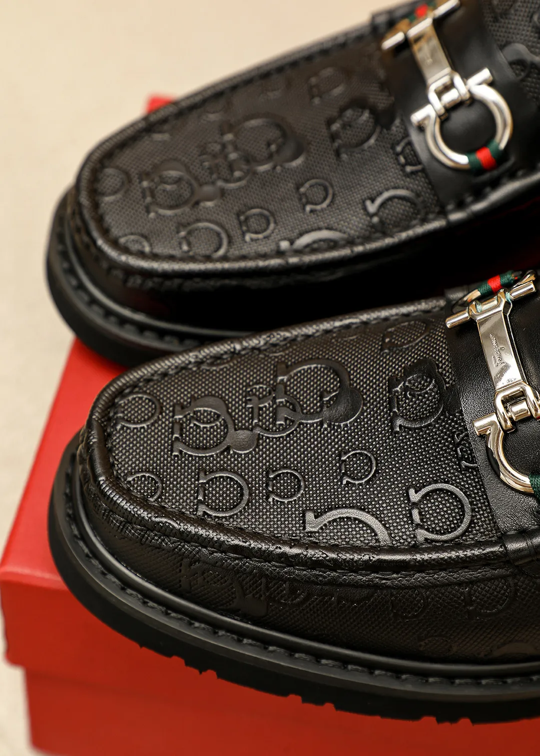 Men's shoes 💰520 💐 Product trademark: Ferragamo "Ferragamo" casual leather shoes Regular size: 38-44 (45.46🉑️customized) Product materials: Selected imported first-layer calfskin embossed upper + original hardware buckle, imported water-dyed cow leather lining. Strong three-dimensional visual effect, original outsole color: 1⃣️color optional